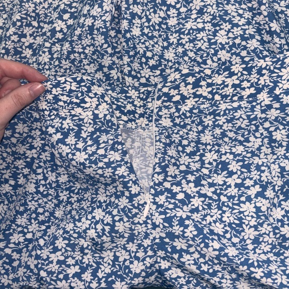 SHEIN Blue and White Floral Patterned Fabric - Picture 3 of 4